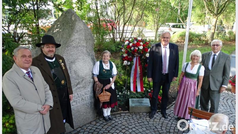 Im Rahmen des 31. Tachauer Heimatkreistreffens steht das Totengedenken am Gedenkstein in der Kurt-Schumacher-Anlage am Sonntag auf dem Programm. Von rechts: Wolf-Dieter Hamperl, Annemarie Beer, Bürgermeister Lothar Höher, in Tracht Annemarie Heilmann und Stefan Kapusta und Oberbürgermeister Kurt Seggewiß. Bild: Dobmeier