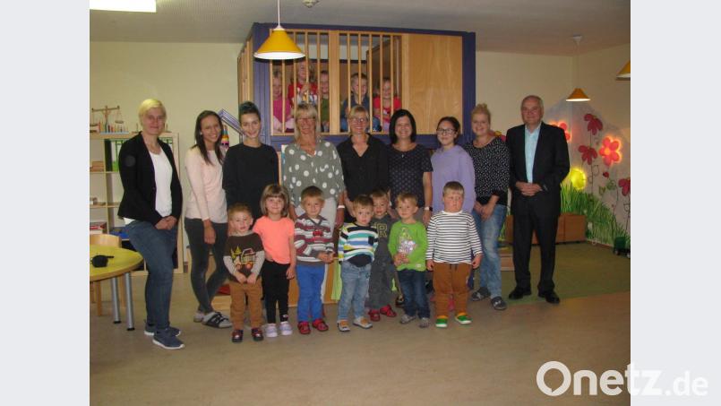 In der neu geschaffenen Pinguin-Gruppe kümmern sich künftig Anja Vogl und Mirjam Kuhbandner (hinten, Vierte und Fünfte von rechts) um die Mädchen und Buben. Ebenso heißen Geschäftsleiterin Kathrin König (links), Bürgermeister Günter Kopp (rechts) und Mobile-Leiterin Ingrid Hoffmann (hinten, Vierte von links) Praktikantin Natalie Mühltaler (links daneben) willkommen. Bild: exb