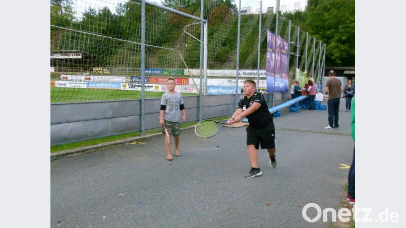 Eine Teilfläche des Festgeländes wird zur Tennis-Arena. Bild: rn