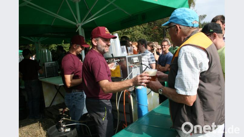 An der Raststation ist der Durst groß. Die Helfer haben alle Hände voll zu tun. Bild: roh