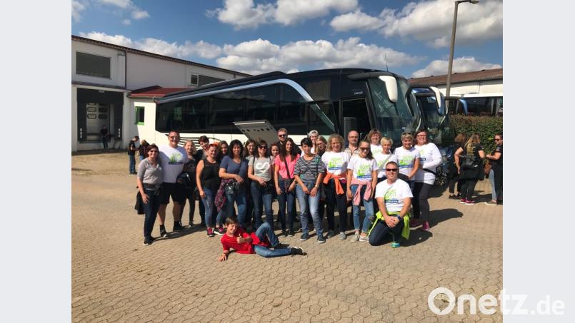 Mit einem Bus reisen der CSU-Ortsverband Königstein und zahlreiche weitere Teilnehmer aus der Marktgemeinde zum Bayern-3-Dorffest an, um sich unter die 80 000 Besucher in Treuchtlingen zu mischen. Bild: exb