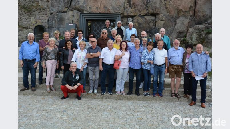 Ehemalige Meisterspieler des Nürnbergs Clubs machten am Sonntag Station im Stiftland. Erste Station war Falkenberg, wo sie von Bürgermeister Herbert Bauer (Dritter von rechts) eine Exklusivführung in der Burg erhielten. Organisiert hatte die Reise Albert Üblacker (rechts), Bekanntester Akteur des Clubs war Dieter Nüssing (Sechster von rechts). Nach dem Besuch in der Marktgemeinde ging es weiter nach Waldsassen, wo die Klosterstadt besichtigt wurde. Bild: jr