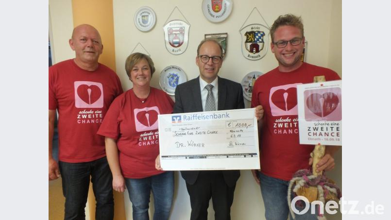 Dr. Hans-Hermann Wörner (Zweiter von rechts) bedenkt die Organisatoren der Typisierungsaktion am Sonntag im Ebnath mit 1000 Euro. Bild: soj