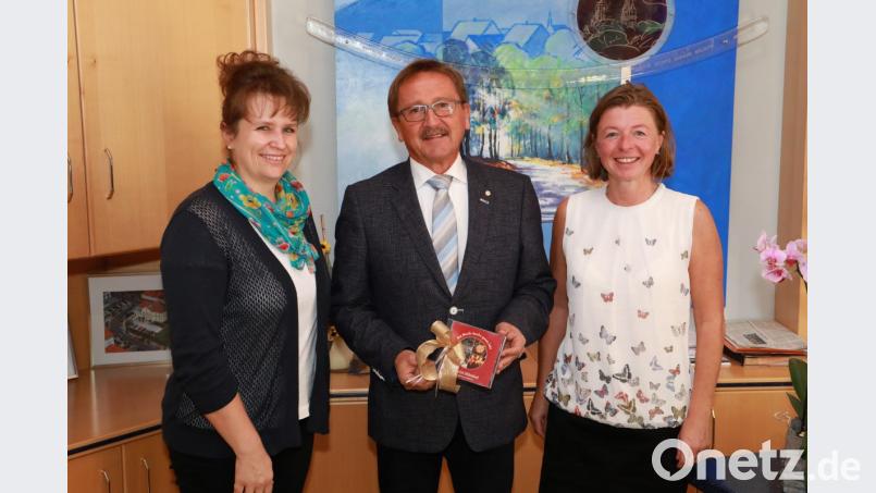 Eine der ersten frisch gepressten CDs des Zitherclubs überreichten Vorsitzende Heidi Banzer (links) und Leiterin Veronika Hille an Bürgermeister Hans Donko. Bild: njn