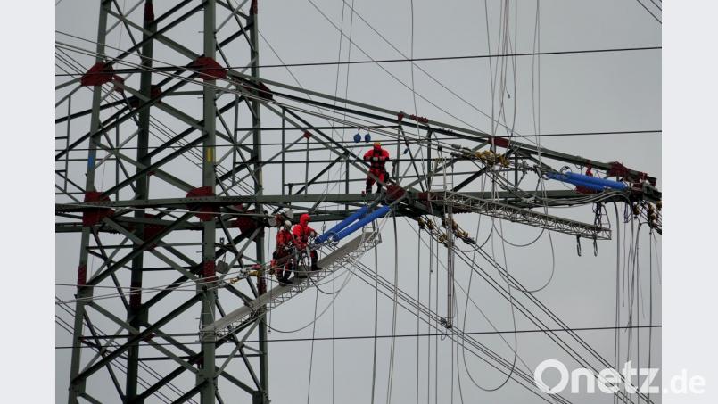 Damit der Strom sich seinen Weg durchs Land bahnen kann: Monteure arbeiten an einer Freileitung. Bild:  Carsten Rehder/dpa