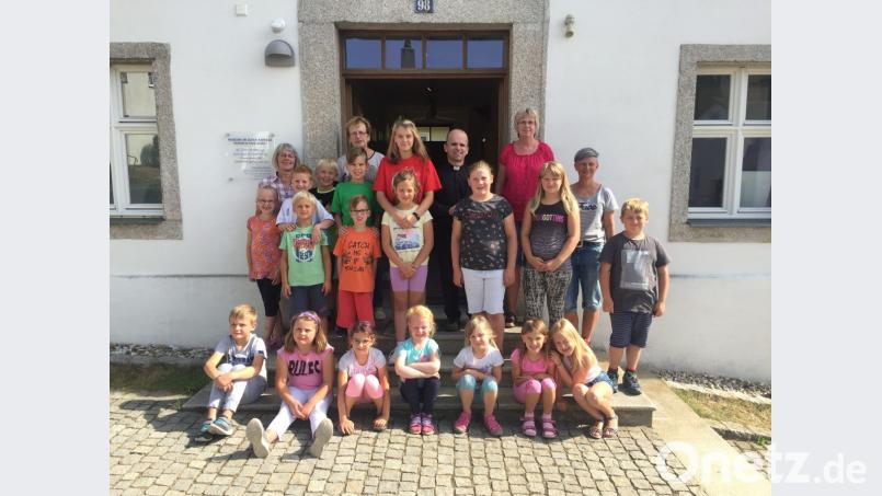 Die 18 teilnehmenden Kinder beim Ferienprogramm, mit im Bild Pfarrer Maierhofer (hinten, Zweiter von rechts). Bild: exb