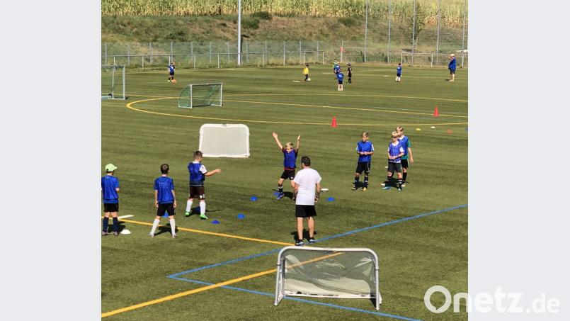 45 Nachwuchskicker am Fuße des Mariahilfbergs. Bild: Thomas Graml (gth)