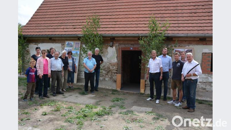 Stadtheimatpfleger Eberhard Polland (rechts) hatte seinen „Dudldudl“ mitgebracht, aus dem anno 1850 jeden Morgen ein Hirte eine Melodie pustete. Noch mit dabei waren (von rechts) Ortssprecher Johann Schmid, Vereinsvorsitzender Johannes Bäuml, Ludwig Bundscherer (Tourist-Info) und 3. Bürgermeister Norbert Schuller. Links im Bild einige Besucher, die Interesse für die Geschichte des „Hirthäusl“ zeigten. Bild: jr