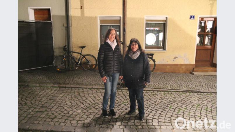Kornelia Bauer (links) und Dolores Longares-Bäumler vor ihrer Verwandlung in hebräische Kriegsgefangene. Bild: sne
