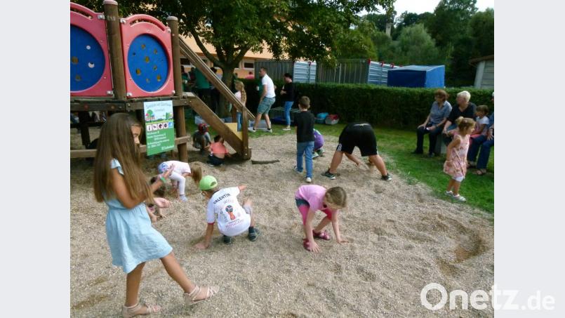 Goldgräberstimmung herrscht beim Suchen bunter Glaskugeln. Bild: rn