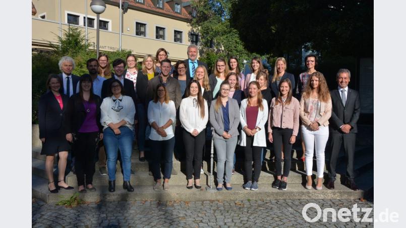 Für 22 neue Lehrer begann der Dienst im Schulamtsbezirk Tirschenreuth. Zwölf Lehrer wurden von Landrat Wolfgang Lippert (links) vereidigt, vier Lehrer legten das Gelöbnis ab.Willkommen geheißen wurden sie von Leitendem Schulamtsdirektor Rudolf Kunz (rechts), Schulrätin Martina Puff (links) und Personalratsvorsitzendem Wilhelm Trisl (Mitte oben). Bild: jr
