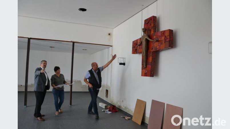 Bürgermeister Andreas Wutzlhofer, Kirchenmalerin Monika Müllner und Außendienstleiter Karl Frey (von links) suchen die Wand- und Deckenfarben für das das Leichenhaus aus. Die Modernisierungsmaßnahme wird rund 100 000 Euro kosten. Bild: ck