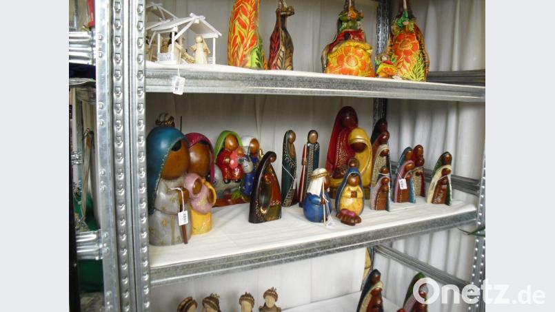 Handgeschnitzte Artikel aus Speckstein wie auch unzählige Krippendarstellungen füllen die Regale im Verkaufsraum der FAIR-Handel GmbH in der Benediktinerabtei Münsterschwarzach. Bild: dip