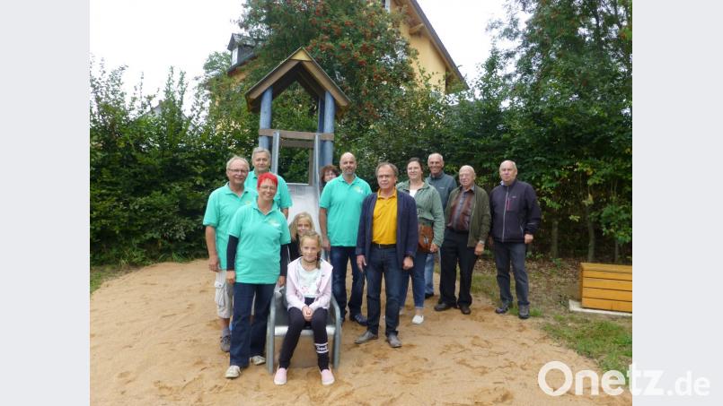 Der Freie Wählerblock Pressath übernimmt die Patenschaft für den Spielplatz am „Brückl“. Aus diesem Anlass gibt es ein kleines Fest, an dem unter anderem Wählerblock-Vorsitzender Wolfgang Graser (links), Bürgermeister Werner Walberer (Fünfter von rechts) und Ehrenvorsitzender Albert Butscher Zweiter von rechts) teilnehmen. Bild: exb