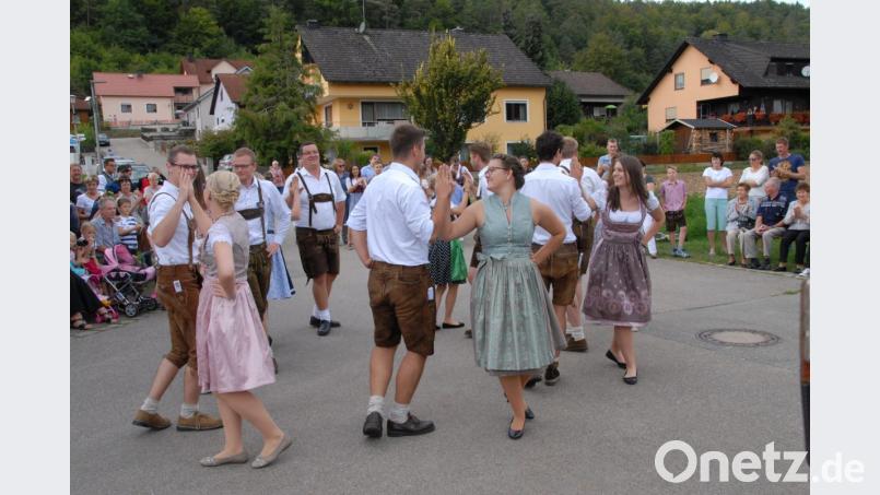 Viel Spaß hatten nicht nur die Kirwapaare, sondern auch die vielen Zuschauer. Bild: pop