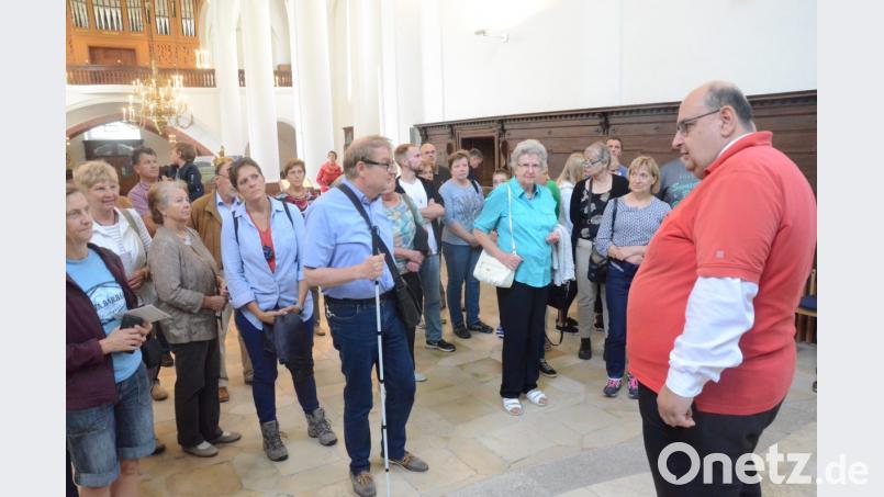Der Nachmittag war zweigeteilt. Zunächst informiert Mesner Christian Stahl die Besucher über die Geschichte der Kirche. Bild: Kunz