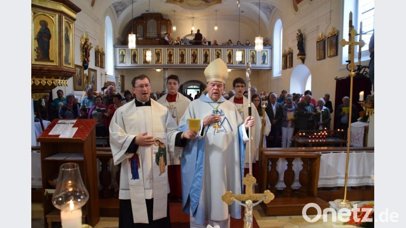 Die Kirche war wieder gut besucht – auch bei diesem Gottesdienst auf dem Mausberg feierten die meisten Gläubigen draußen mit. Abt Gregor Zippel aus der Abtei Rohr hielt die Festpredigt. Bild: swo
