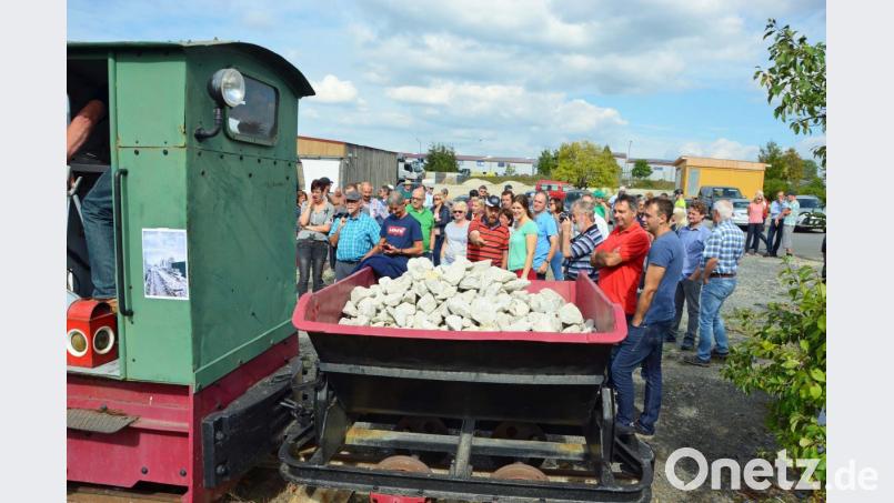 Im Bauhof der Firma Kollmer setzen Dr. Erwin Weiß und Heribert Kopp die wieder funktionsfähig gemachte Feldbahn aus dem Jahre 1949 in Bewegung. Diese Feldbahn hat die Steine von Ernstfeld zu den Brennöfen gebracht. Bild: ü