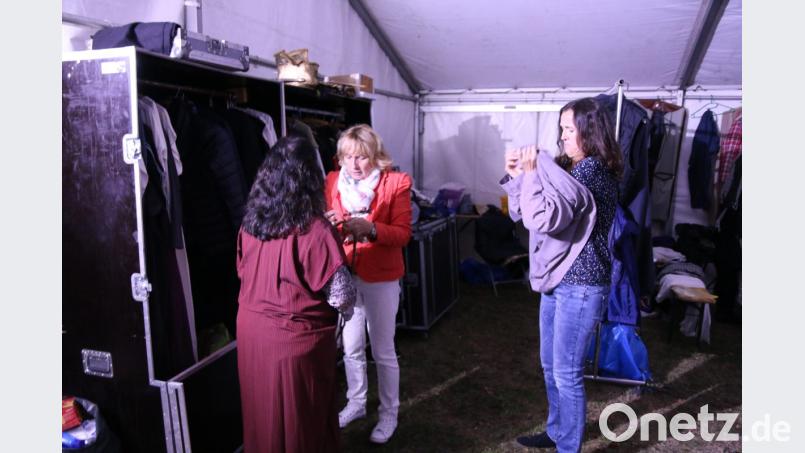 Ensembleleiterin Olga Kokošková kleidet Bauer und Longares-Bäumler ein. Bild: sne
