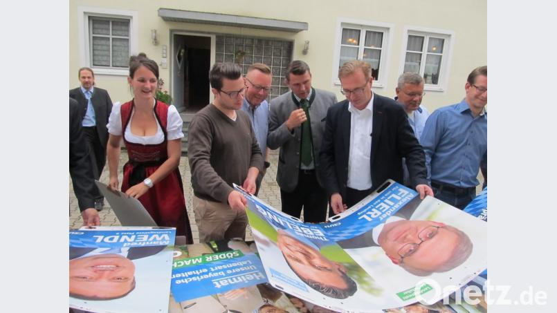Im Kreis der Kollegen begutachtet Alexander Flierl das Werbematerial für den Wahlkampf. Bild: bl