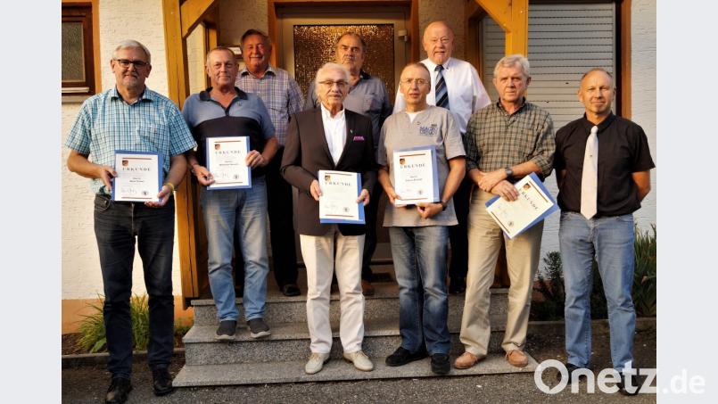 Sie sind seit Jahren treue Mitglieder: Max Peter, Wilhelm Hirsch, Oskar Schwarz, Albert Brandt, Wolfgang Fürnrohr, stellvertretender Bezirksvorsitzender Manfred Zettl (vorne, von links). Stellvertretender Kreisvorsitzender Siegfried Woppmann, Vorsitzender Engelbert Eckart und Organisationsleiter Günter Bogner (hinten, von links) ehren die Reservisten. Bild: arw