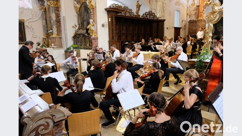Mehr als 50 Musiker des „Ostbayerischen Jugendorchesters“ begeistern unter Leitung von Walter Schreiber in der Klosterkirche unter dem Titel „OJO meets Beethoven“ mit einem grandiosen Sinfoniekonzert. Bild: Robert Dotzauer