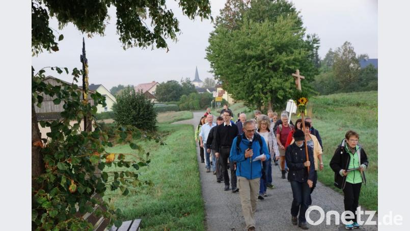 Peter Erhart, seine Frau Christina und Rita König führen die Wallfahrer von Kulmain (Bild) über Oberwappenöst, Dechantsees und Hohenhard nach Fuchsmühl. Bild: bkr