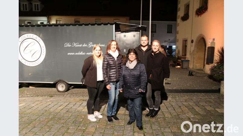 Maite Borchers (links), Kai Olschewski und Elena Umnus von Paulis Konzert Agentur mit den beiden Gewinnern der Verlosung. Bild: sne