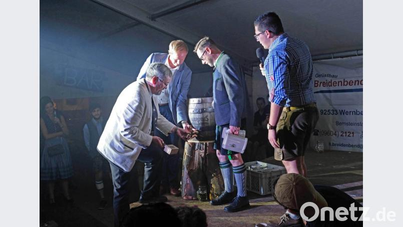 Pfarrer Markus Ertl &quot;zapft o&quot; unter großer Begeisterung der Gäste. Bürgermeister Konrad Kiener, Steffen Hartmann von der Brauerei und Vorsitzender des Kirwavereins Max Geitner assistieren (von links). Bild: twi