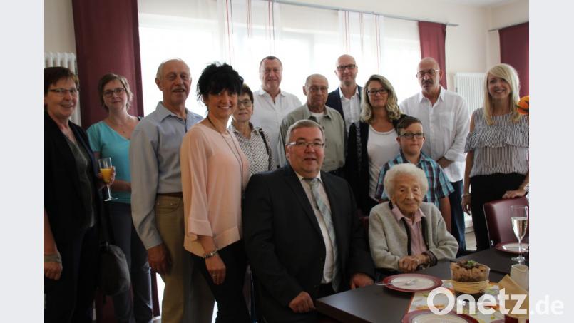 Mit ihrer Familie feierte Maria Meier (vorne rechts) am Wochenende ihren 100. Geburtstag. Die Leiterin des Hauses Evergreen, Annett Schmerbauch, gratulierte ebenso wie Bürgermeister Sepp Reindl (vorne, von links). Bild: ads
