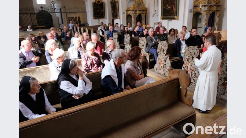Auf großes Interesse stoßen beim „Denkmaltag“ Informationen der Klostergemeinschaft über die geschichtliche Entwicklung des Klosters, die Raumausstattung der Klosterkirche und über das Zukunftsprojekt der Internationalen Begegnungsstätte. Bild: do