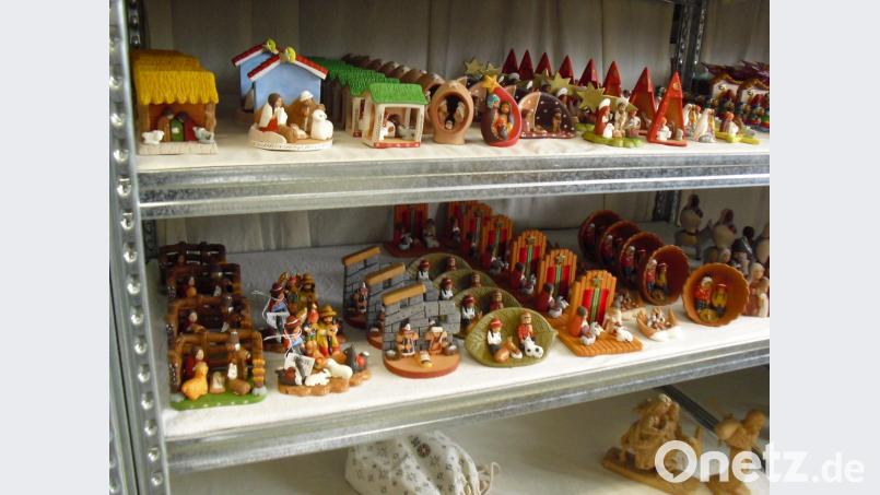 Handgeschnitzte Artikel aus Speckstein wie auch unzählige Krippendarstellungen füllen die Regale im Verkaufsraum der FAIR-Handel GmbH in der Benediktinerabtei Münsterschwarzach. Bild: dip