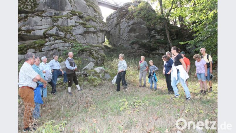 Albert Kick (Fünfter von links) ist bei den Geschichtswanderungen zum Tag des offenen Denkmals in seinem Element und hat über die Burgruine Schellenberg viel zu erzählen - übrigens ohne Manuskript. Bild: pi