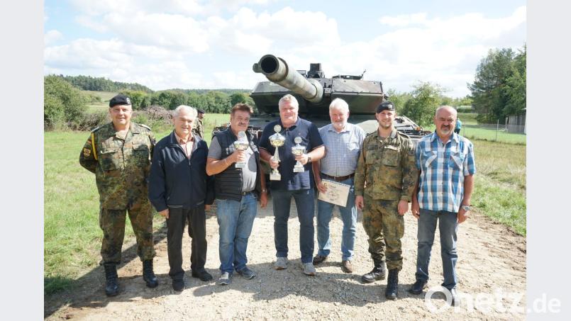 Hubert Meierhofer (rechts) und Hauptmann Peter Kaiser (links), Hauptfeldwebel Oliver Stephan und Josef Graf gratulierten den erfolgreichen Schützen Siegfried Bauer, Siegfried Schlosser und Konrad Thanner. Bild: nib