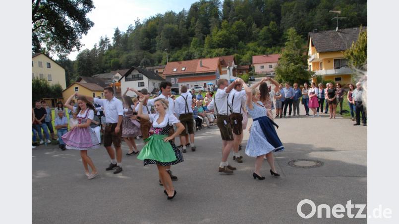 Viel Spaß hatten nicht nur die Kirwapaare, sondern auch die vielen Zuschauer. Bild: pop