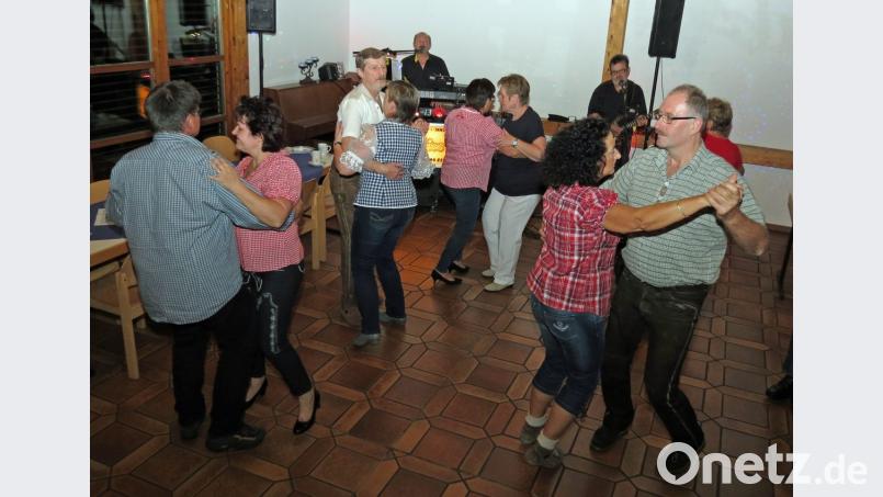 Die Soldatenkameradschaft 1897 lud zum Kirwatanz und viele schwangen zur Musik der „Tropics“ das Tanzbein. Bild: Dobmeier