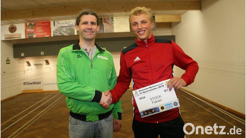 Schützenmeister Klaus Herneczky (links) gratuliert Fabian Stock: Der Wiesauer Nachwuchsschütze belegte bei den deutschen Meisterschaften Platz 47. Bild: wro