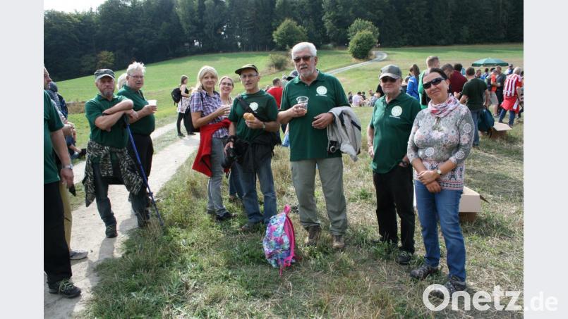 Sie sind noch nicht müde Die geübten Wanderer des FGV genießen den Bierwandertag. Bild: roh