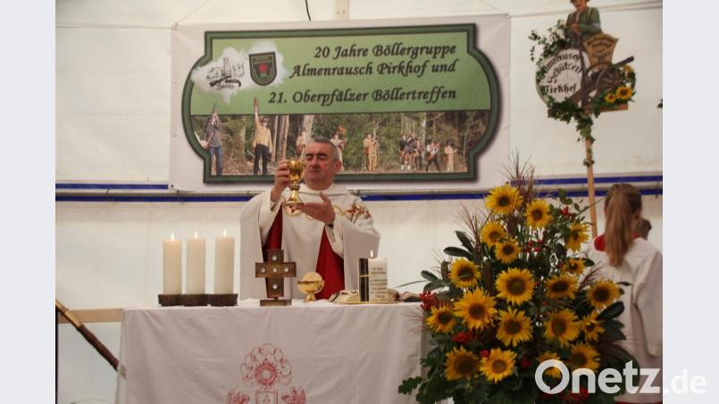 Stadtpfarrer und Dekan Alfons Kaufmann zelebrierte den Festgottesdienst der Böllerschützen
Und mahnte zur christlichen Gleichbehandlung aller Mitbürger. Bild: frd