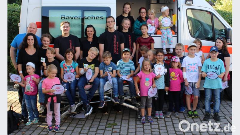 Viel Spaß hatten die Kinder mit ihren Gruppenleiter bei ihrem Erste-Hilfe-Parcour durch die Stadt. Bild: njn