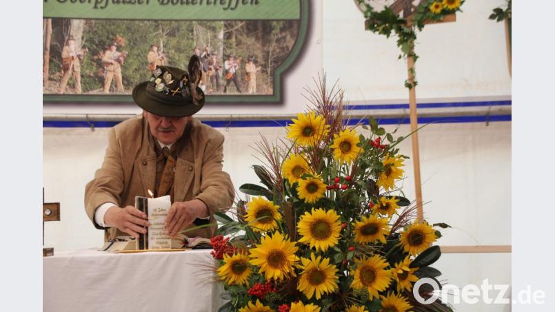 Der „Gründungsvater“ der Pirkhofer Böllerschützen, Ehrenschützenmeister“ Karl Fleißer, zündete für die bereits verstorbenen Mitglieder der Almenrauschschützen Pirkhof am Altar eine Kerze an. Bild: frd