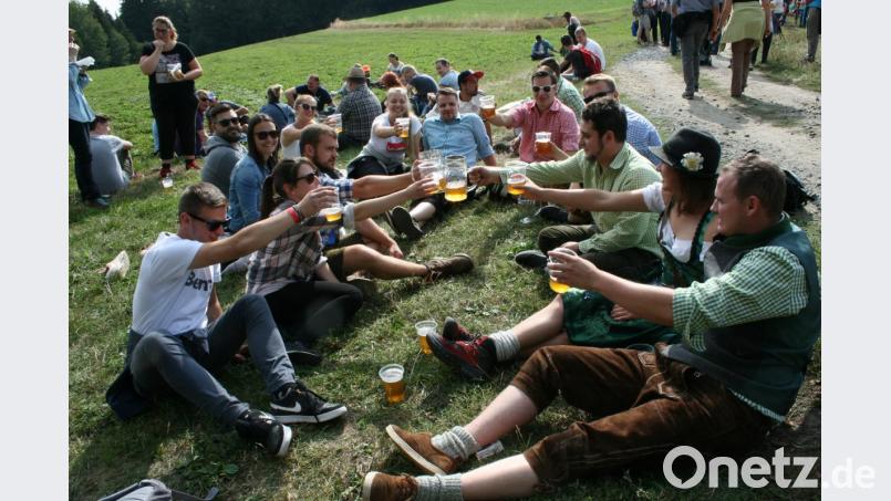 Zum Wohl! Junge Teilnehmer des Friedenfelser Bierwandertags genießen Freibier und die herrliche Sonne. Bild: roh