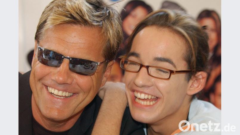 An der Schulter seines Mentors Dieter Bohlen (l) lacht Daniel Küblböck zu Beginn einer Pressekonferenz. Foto: Boris Roessler/Archiv Bild: Boris Roessler