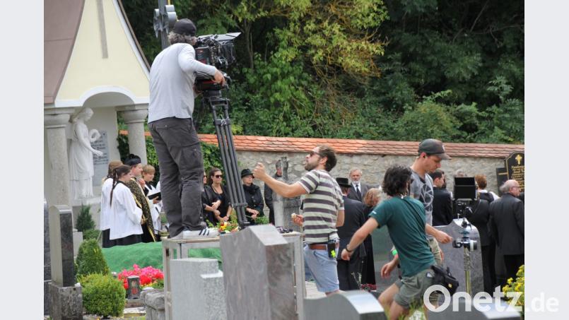 Anfang August des vergangenen Jahres wurde unter anderem auf dem Friedhof in Seebarn für die ZDF-Serie "Die Protokollantin" gedreht. Das fertige Ergebnis wird den Fernsehzuschauern ab 20. Oktober präsentiert. Bild: mp