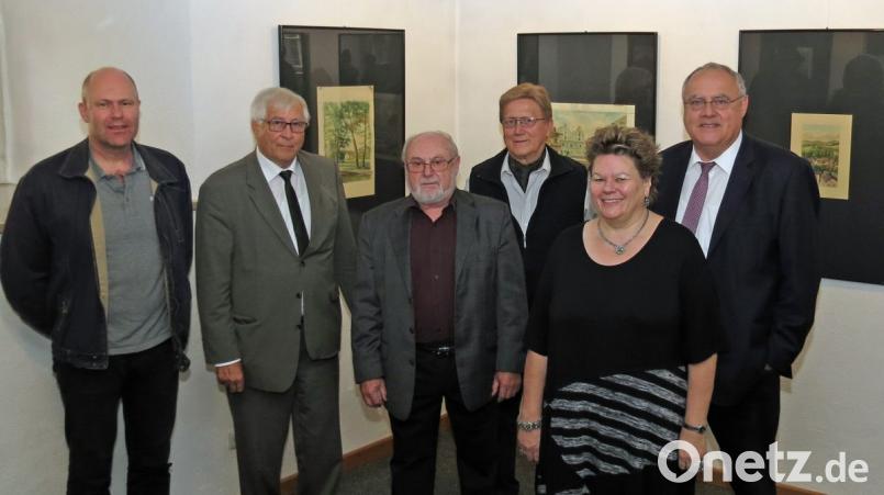 „Aquarelle mit Motiven aus Tachau“ von Hans Rauch sind in der städtischen Galerie im Stadtmuseum zu besichtigen. Sein Sohn Hans Rauch (Dritter von links) erinnert im Beisein der Gäste an den Werdegang seiner Familie und die Entstehung der Bilder. Bild: Dobmeier
