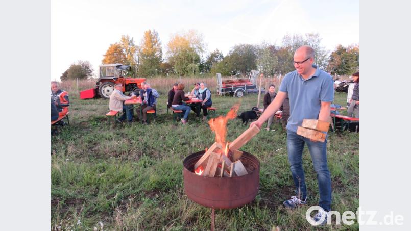 Viel Spaß hatte der Vorsitzende der Freien Wähler und Gemeinderat beim schüren des Feuers beim Wiesenfest. Bild: adj