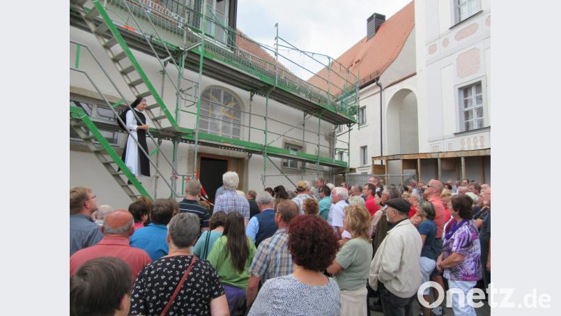 Viele Interessierte informierten sich am &quot;Tag des offenen Denkmals&quot; über die Sanierungsarbeiten im Mühlenviertel-Areal des Klosters. Äbtissin Laetitia Fech erläuterte von erhöhter Position aus die Einzelheiten. Bild: kgg