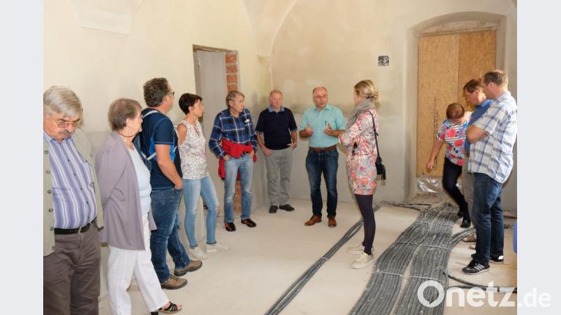 Das künftige Haus der Dorfkultur ist im Zusammenhang mit der Wieskapelle zu sehen. Bürgermeister Albert Nickl führt durch die mitten in der Restaurierungs-Phase befindlichen Räumlichkeiten. Bild: do