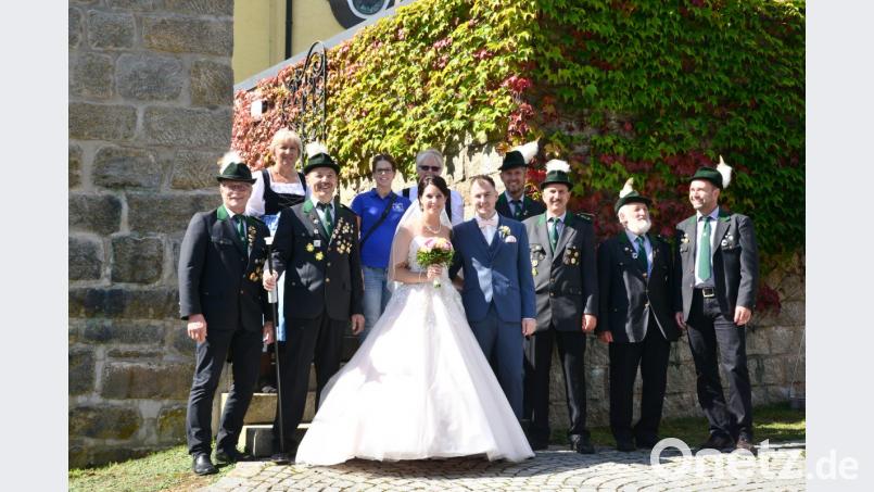 Die Konnersreuther Schützen gehören zu den ersten Gratulanten. Bild: bey