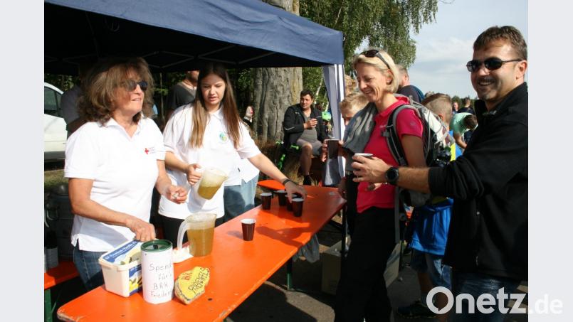 Das Rote Kreuz leistet Schwerstarbeit bei der Suppenausgabe. Der Andrang ist enorm. Bild: roh